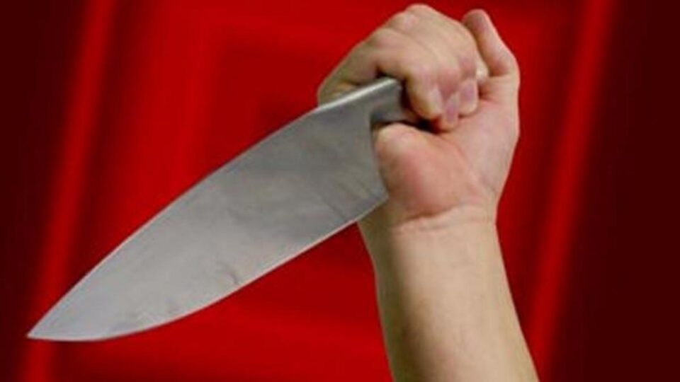 รูปภาพถือมีดแทง